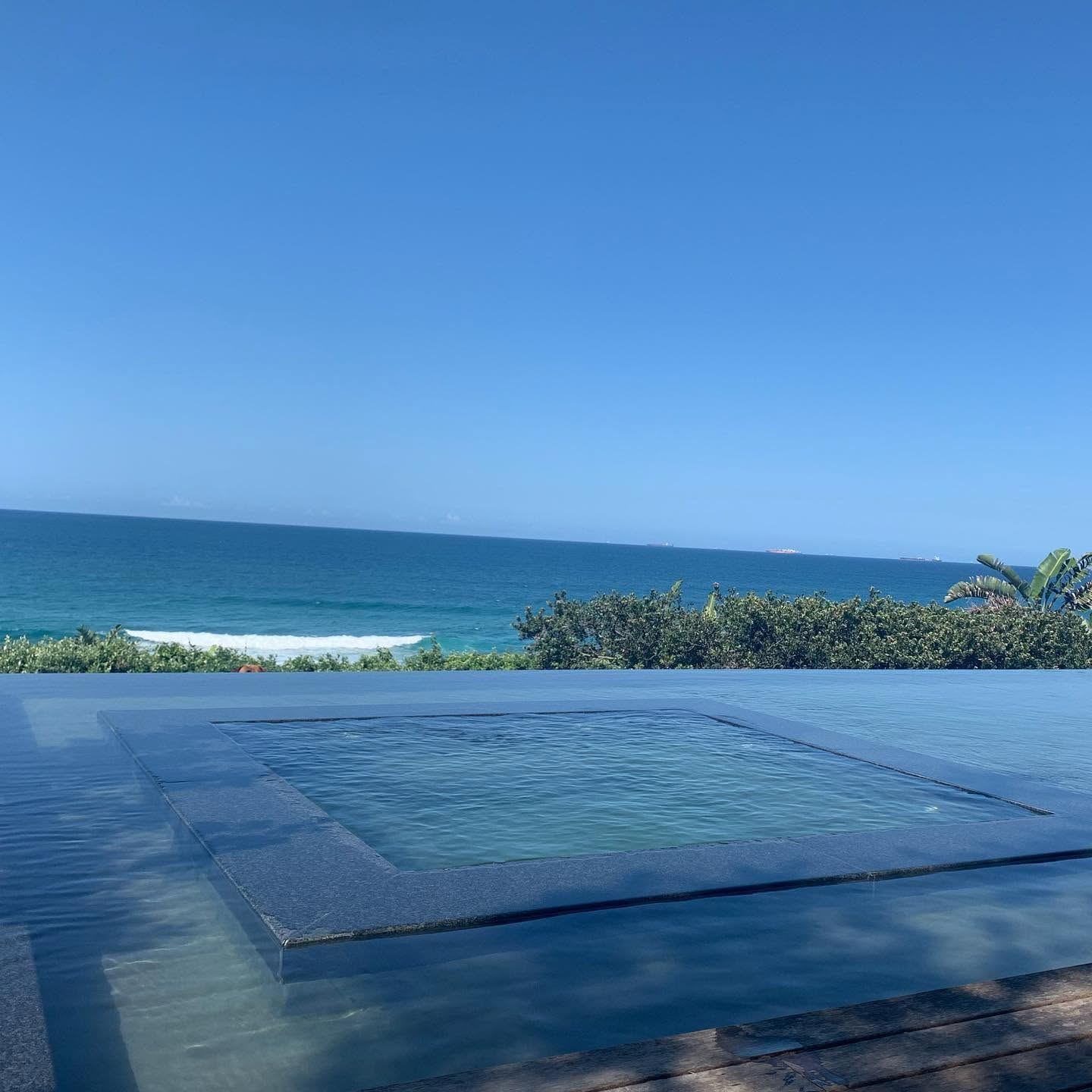 Ocean-facing infinity pool at a Da Rocca-built residence